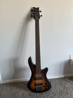 5 stri ng fretless bass guitar