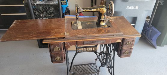 1903 vintage Singer Sewing machine and table