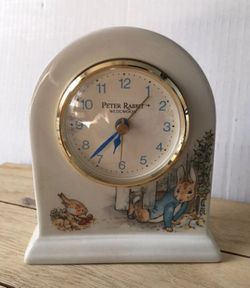 VINTAGE 1993 WEDGEWOOD PETER RABBIT DOME MANTLE CLOCK 5"TALL 4" WIDE