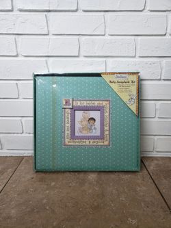 MEMORABLE BABY SCRAPBOOK