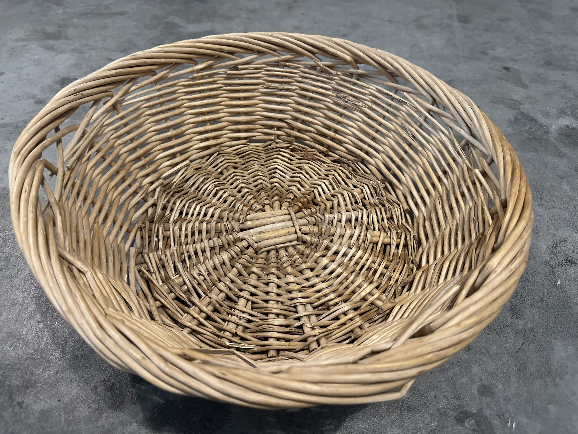 Hand-Woven Round Plastic Basket (NEED GONE ASAP FOR 5$