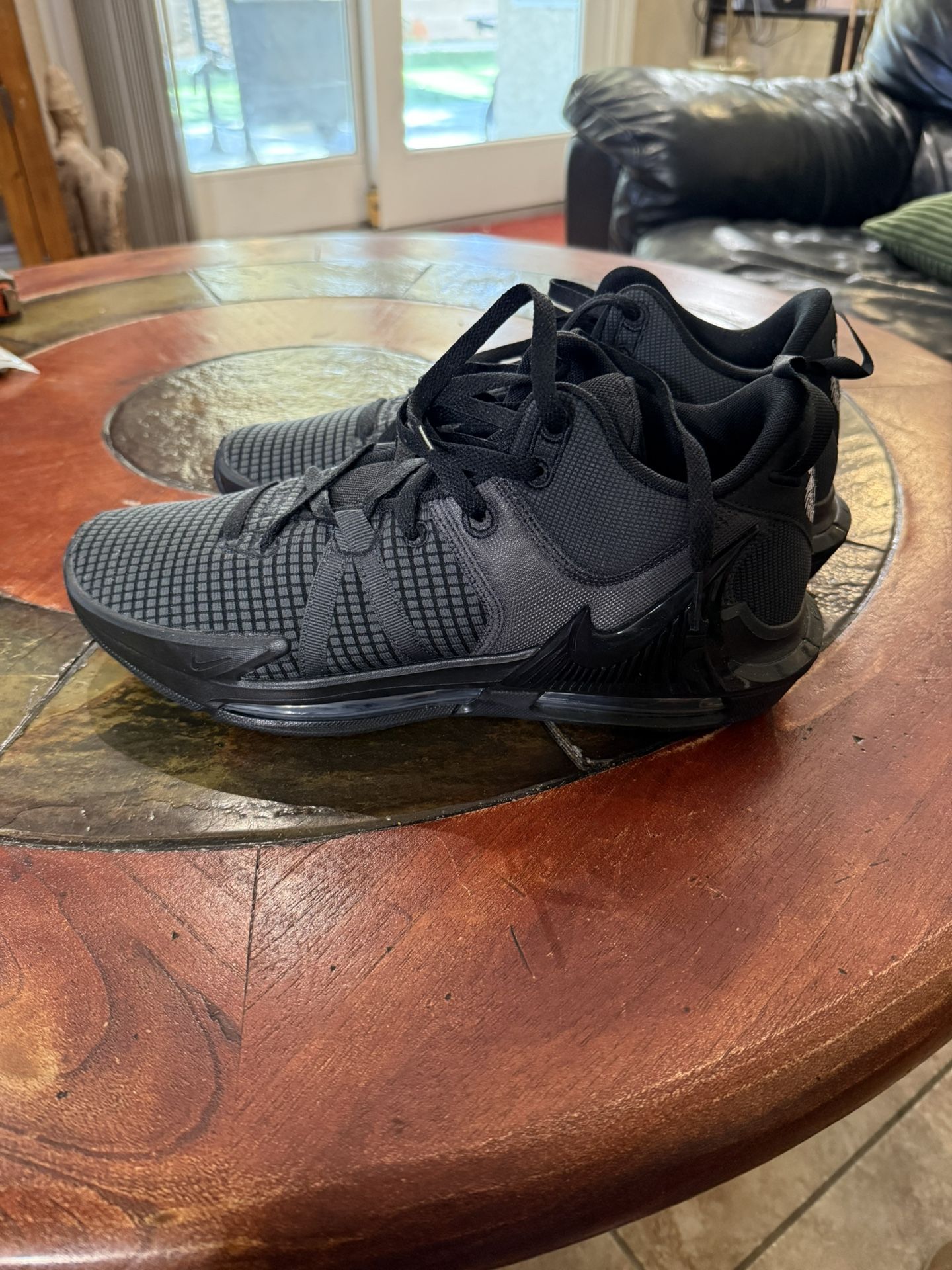 Men’s Nike LeBron Witness 7 Basketball Shoes SZ 11