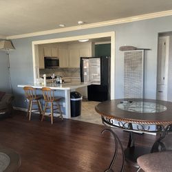 Dining table With 4 Stools 