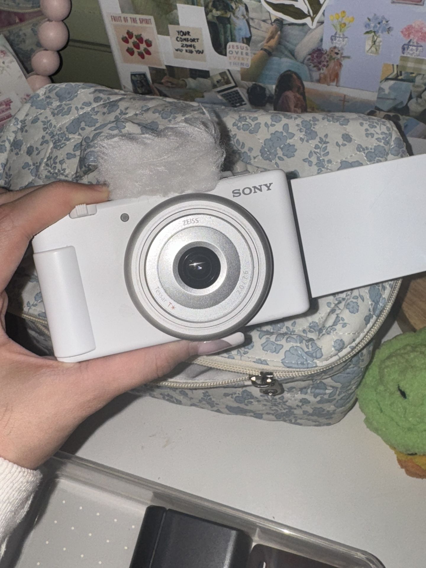 Sony ZV-1f !! + screen protector + portable battery charger + 2 extra batteries