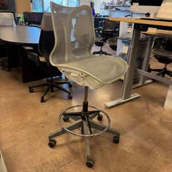 Herman Miller Cosm Stool – Ergonomic Design with Smooth Adjustable Height and Modern Aesthetic