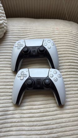 2 PlayStation controllers