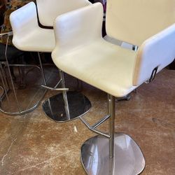 Bar Stools New We Have 4 White 3 Gray 
