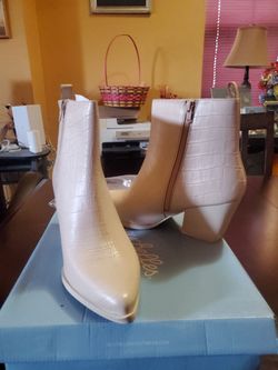 BRAND NEW SEYCHELLES WOMEN'S SIZE 9.5 CROCO LEATHER CREAM ANKLE BOOTS.