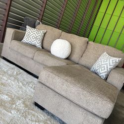 LIKE NEW Ashley Furniture sectional sofa couch (DELIVERY AVAILABLE)