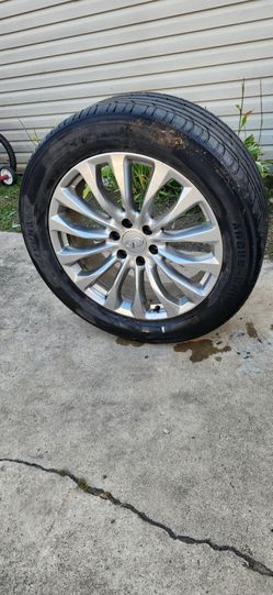 factory OEM 22-inch 14-spoke hyper silver alloy wheel from a 2015–2017 Infiniti (305/45R22)