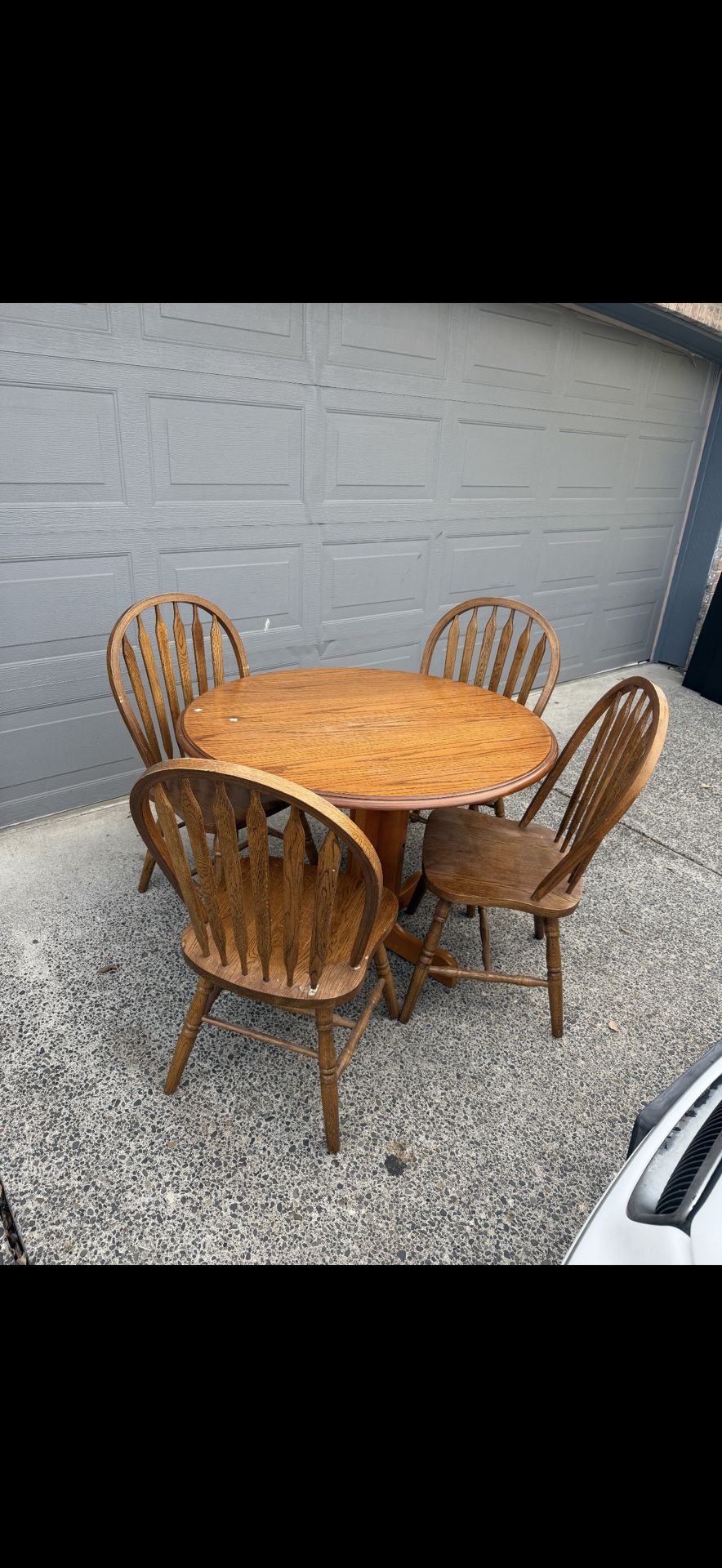 Round Table /4chairs