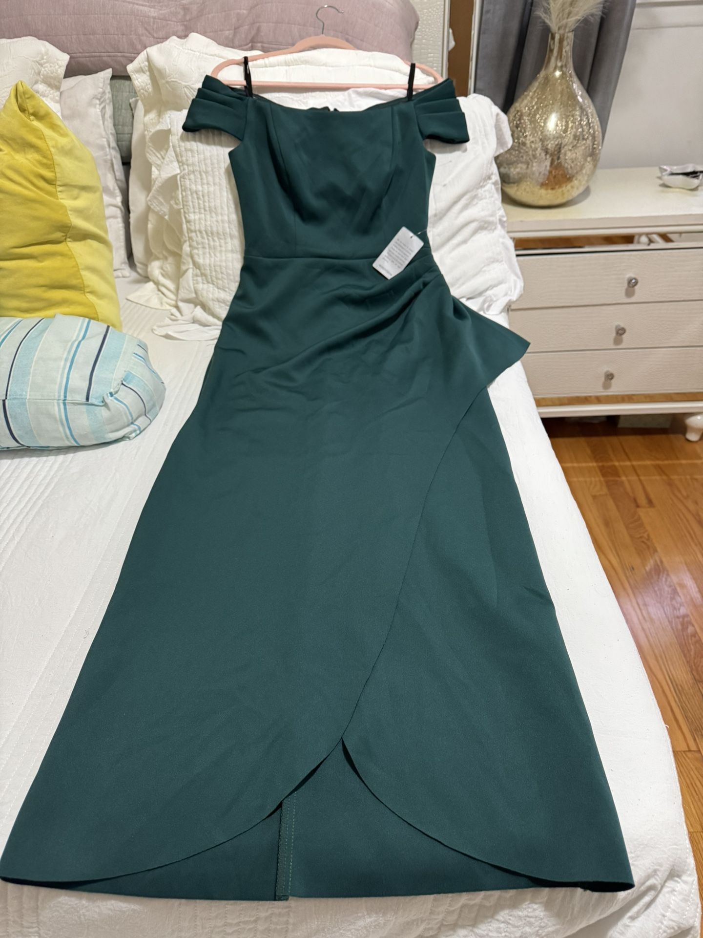 Dress XSCAPE , Pine Green Gathered Off-Shoulde Scuba Crepe Column Gown Size 8 Stretch , New Whit Tag Nordstrom. 