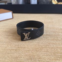 louis vuitton slim bracelet black in size 21