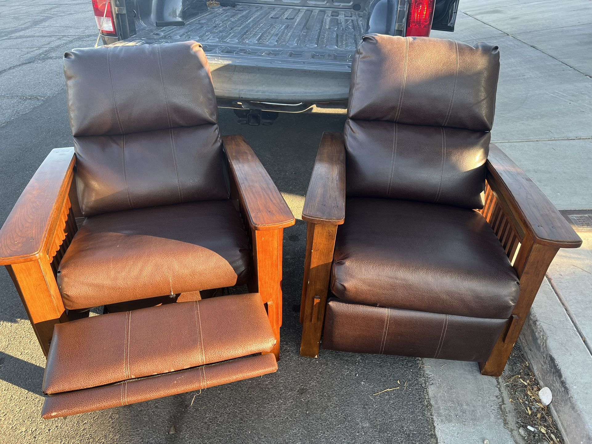2 Reclining Comfortable Leather Chairs