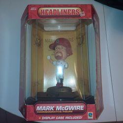 HEADLINERS XL MARK McGWIRE 70 HOMERUNS COMMEMORATIVE FIGURE AND DISPLAY CASE