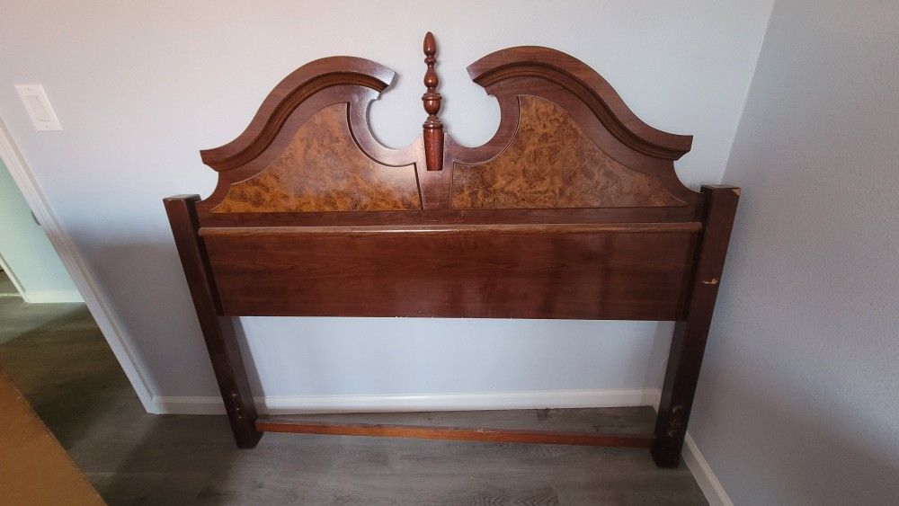 4 PiECE Wood BEDROOM set.