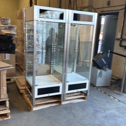 Glass Shelves In Good Condition