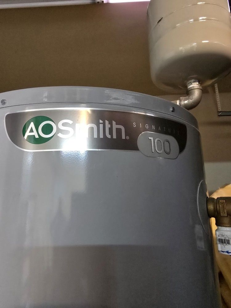 A.O. Smith Signature 100 40-Gallon Short 6-year Warranty 40000-BTU Natural Gas Water Heater