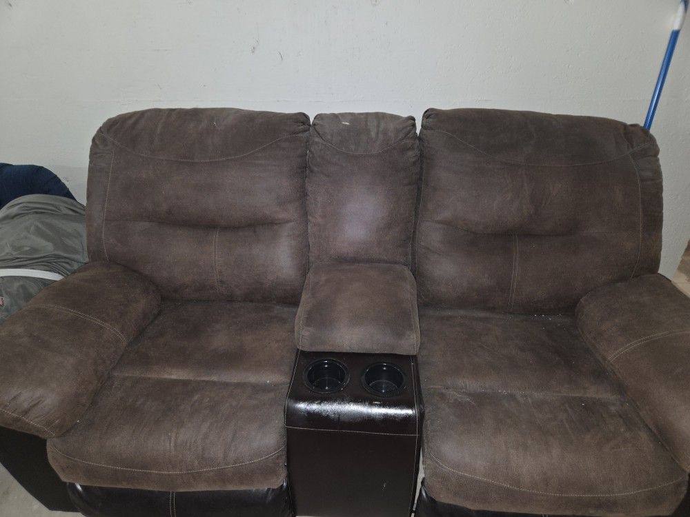 Selling a 2-piece Recliner sofa set that