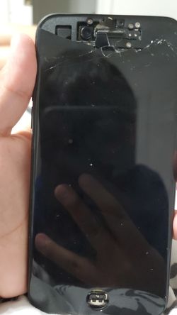 Brokrn iphone 7 (for parts and locked and works)