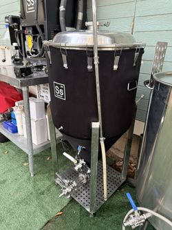 Ss Brewtech 1 BBL Chronical Brewmaster Edition Conical Fermenter w/ FTSs Chilling & Heating