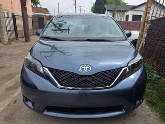 Toyota sienna LE 2017.