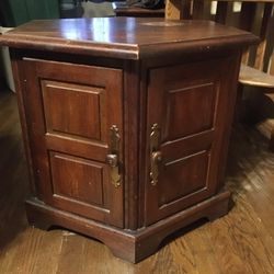 Mersman Waldron Comfort Table Hexagon (267 04) 26" X 21"