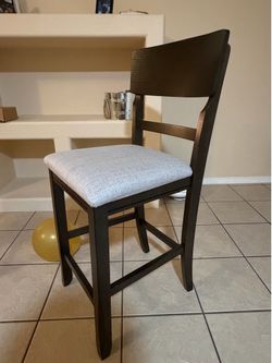 2 bar stools