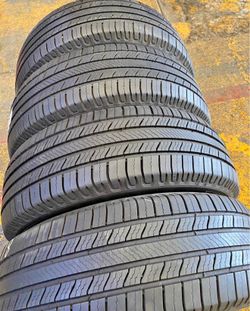 🚨📲225/60r18 marca MICHELIN con 80% de vida las 4
