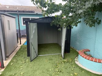 Metal shed 7 feet x 7 feet