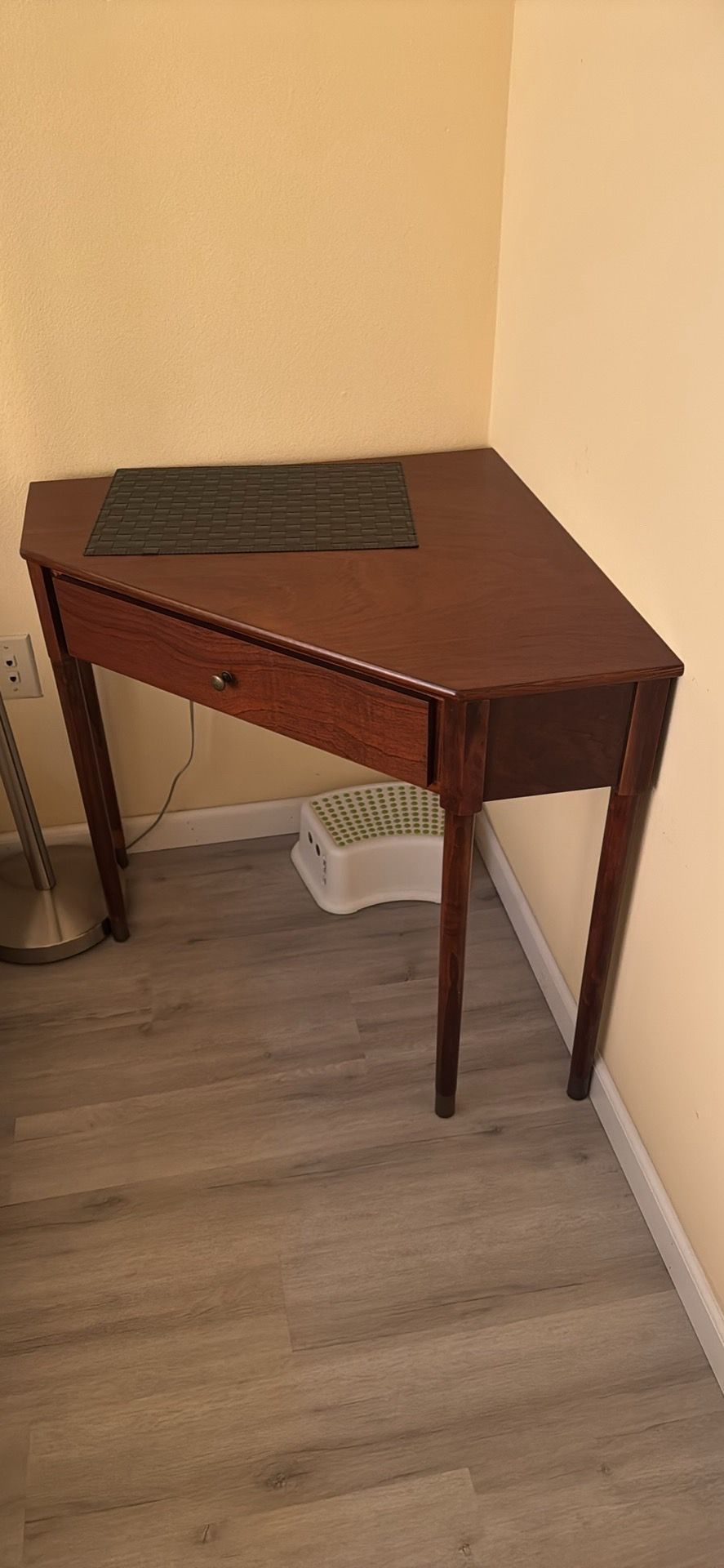 Corner desk
