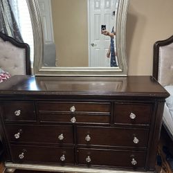 Dresser With Mirror