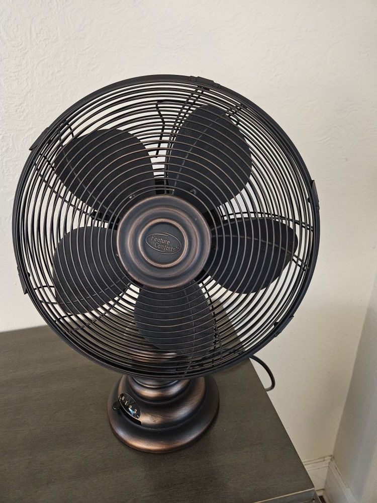 Retro Style Metal 14 Inch Oscillating Desk Fan With Three Speeds