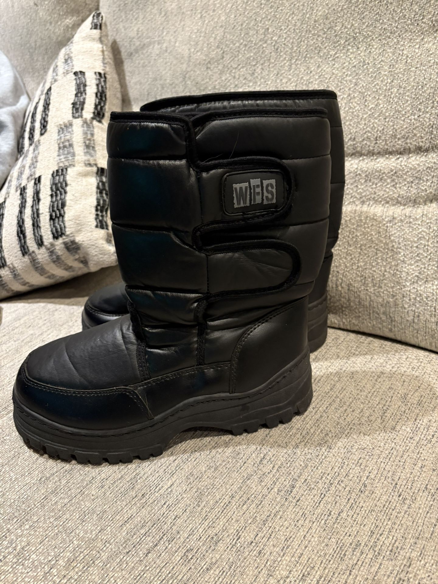 Men’s Snow Boots Size 7 Or Womens Size 8 