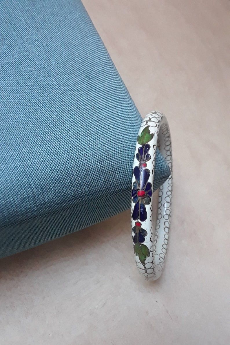 White Cloisonné Bangle Bracelet with Dark Blue Flowers, Vintage White Metal & Enamel Floral Bangle Bracelet, Women's Fashion Accessories
Please view p