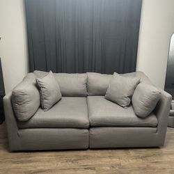 Member’s Mark™ Transitional Modular Fabric Sofa with Storage Ottoman offers relaxation and style in a durable design. Its plush seating creates a reas