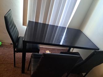 Mesa con tres sillas