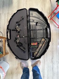 Left handed Compound Bow with Hard Case and Arrows