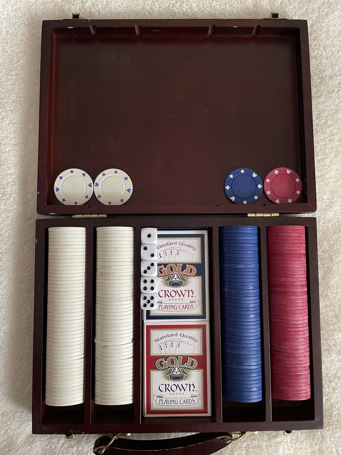 200 “4-Suits” Poker Chip Set W/ Wooden Case.