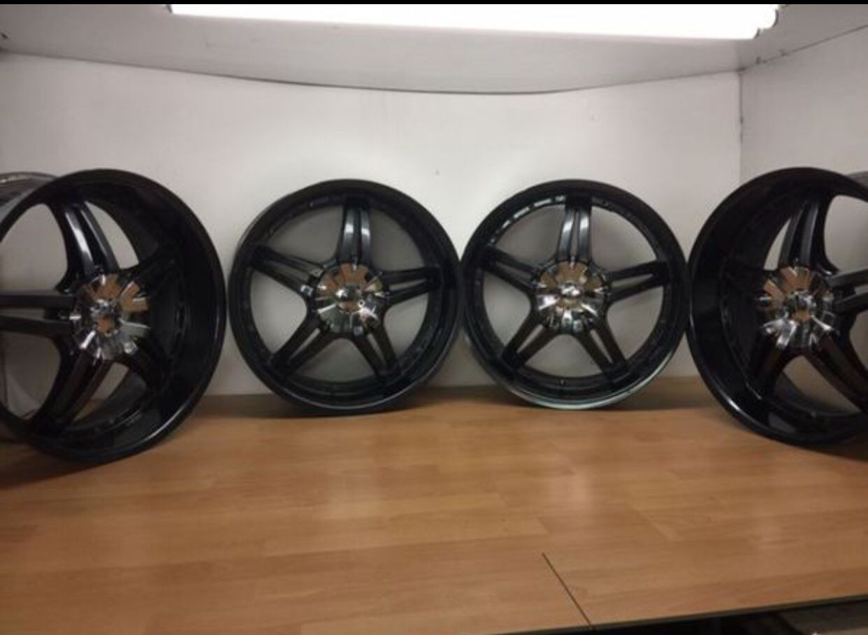 22” rims!! Black with chrome center caps!!