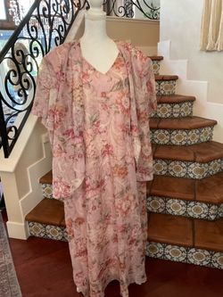 Women’s Vintage Two- Piece Floral Pink Set. Features a sleeveless V-neck floral maxi dress with matching jacket. Fits a 3xl