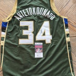 Giannis Autographed Jersey 