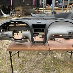 Mustang 1998 Dashboard, full set of seats and some back trims
