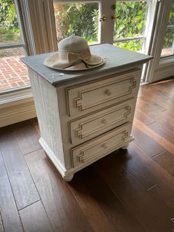 White and gray nigh stand/small dresser. Pls read description