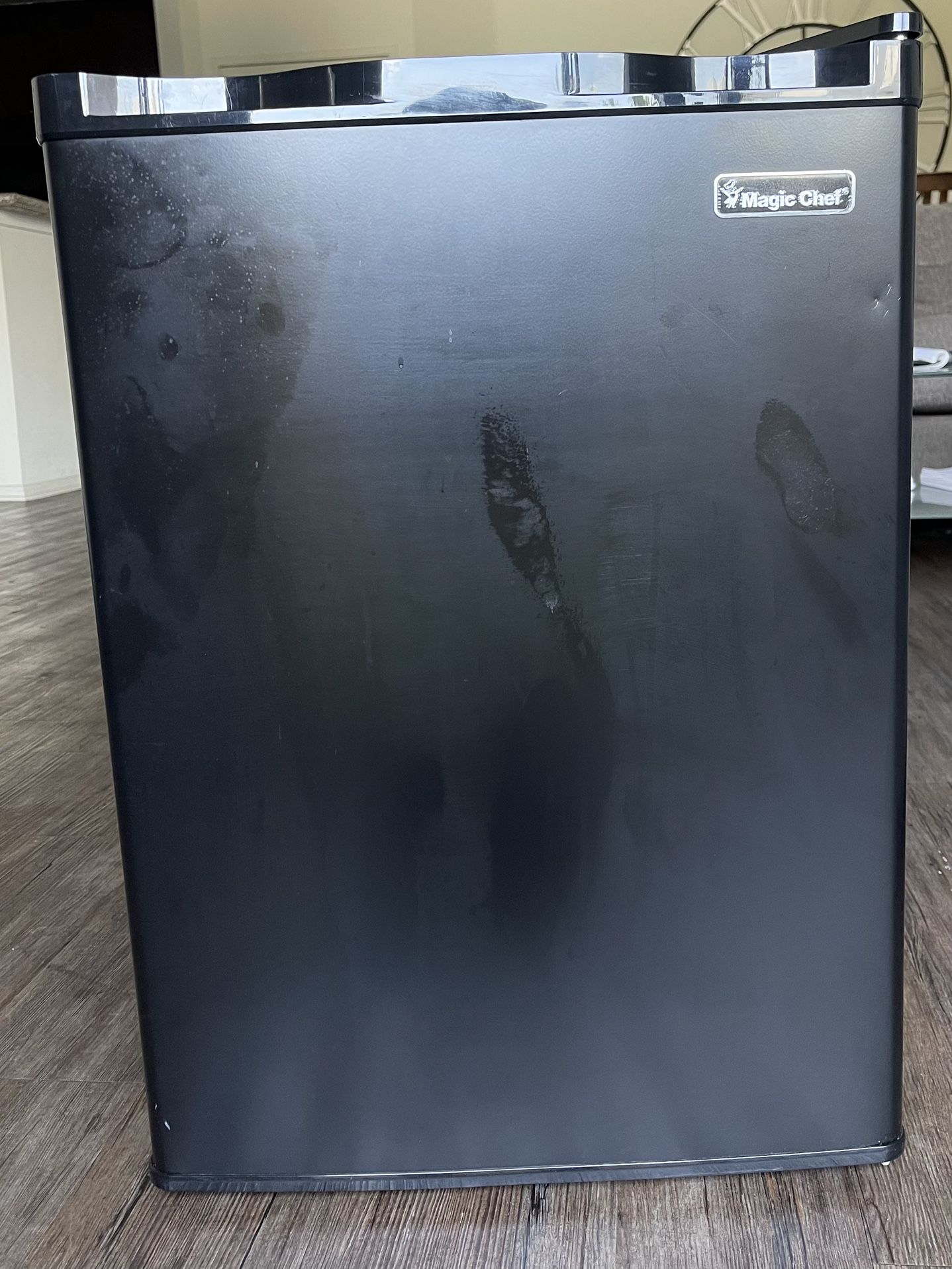 Magic Chef Mini Fridge2.6 CU ( hmbr265be1)