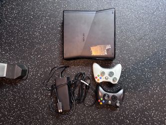 XBOX 360 - Power cord, 2 controllers and games