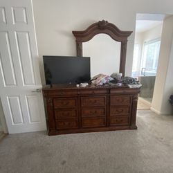 Dresser With Mirror