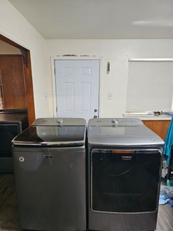 MAYTAG STAINLESS STEEL WASHER AND DRYER SET//// GAS DRYER NOT ELECTRIC///// XL CAPACITY 6.2 CU EXCELLENT CONDITION DELIVERY AVAILABLE FOR EXTRA FEE