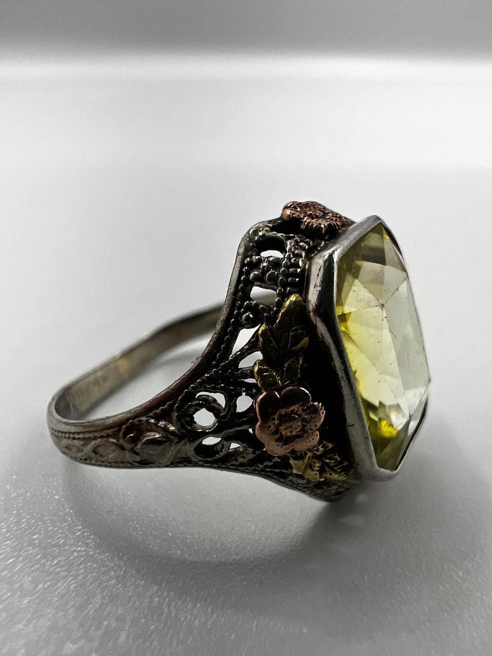 Gorgeous vintage Art Deco citrine ring made of 10k white gold.