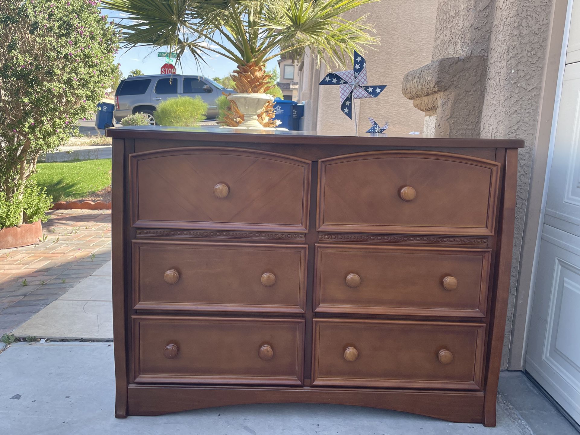 Beautiful dresser dark brown solid wood excellent condition H32 W48 D20 free delivery and 